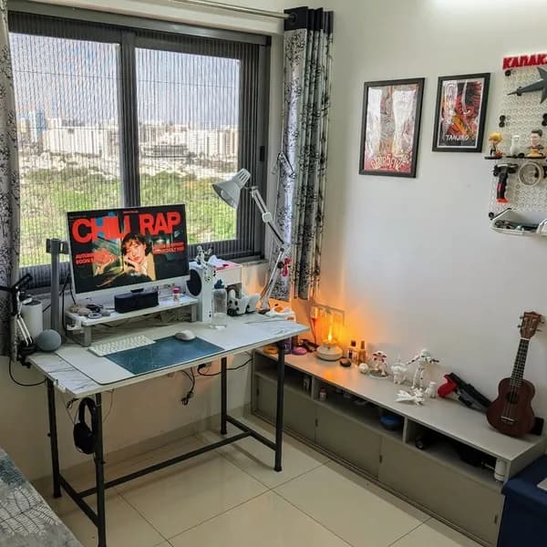 The theory is that a clean desk leads to better productivity. 🛠️